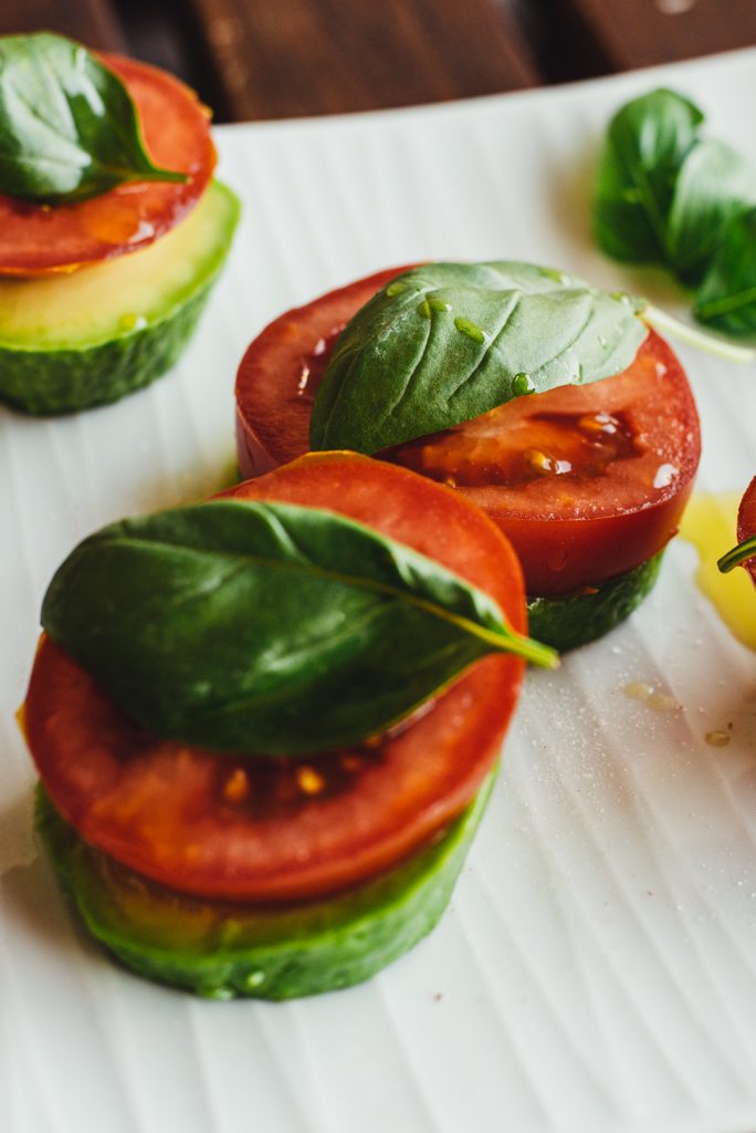 Svieži vegan raw caprese šalát