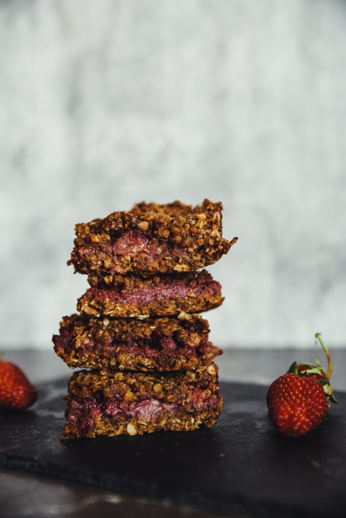 Vegan jahodový flapjack (šťavnatý musli koláč)