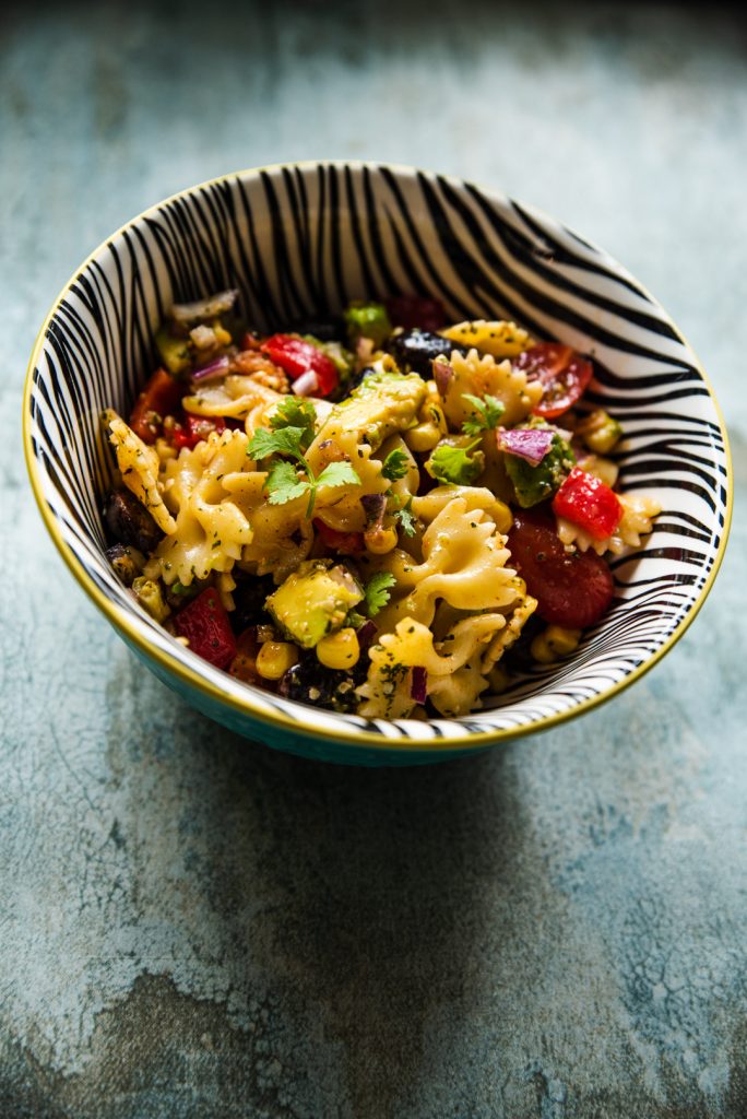 Studený farfalle šalát s fazuľou a kukuricou (vegan)