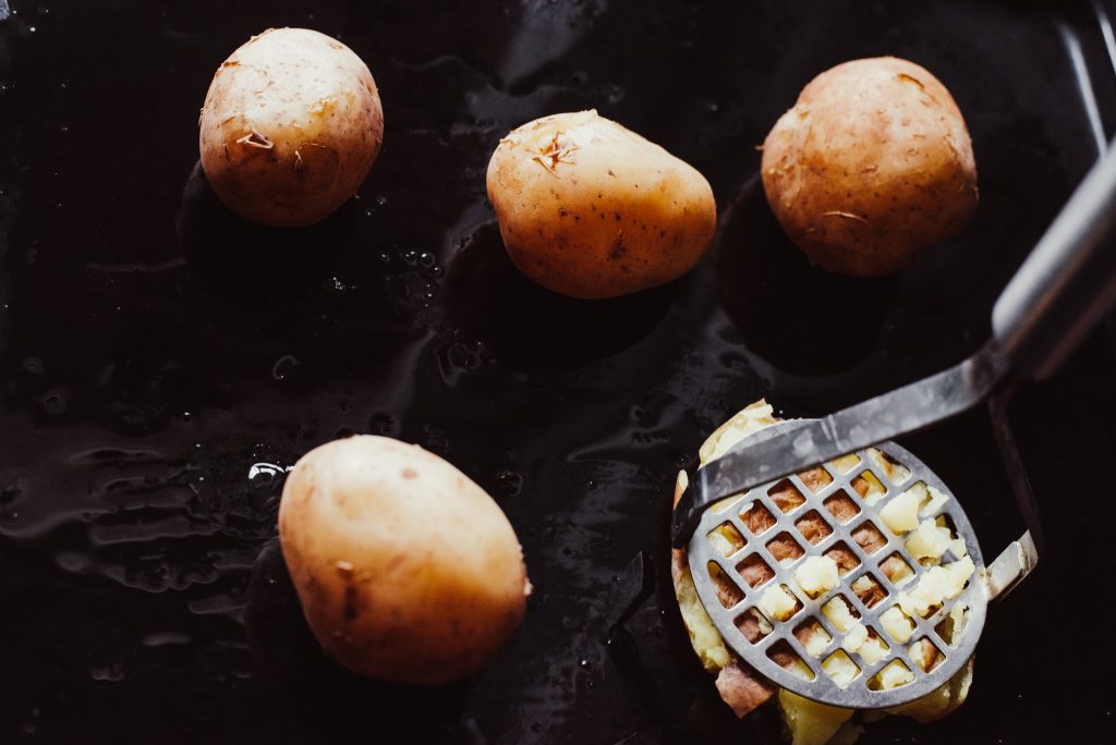 uvarené zemiaky rozpučíme pučidlom na zemiaky alebo vidličkou
