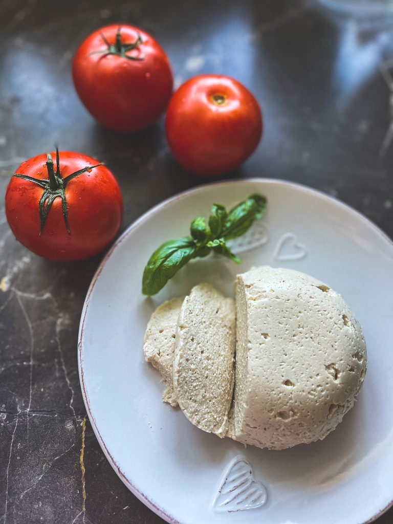 Vegan mozzarella (mozRAWrella)