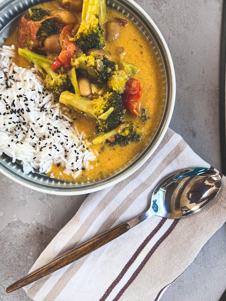 Brokolicové vegan curry z jedného hrnca